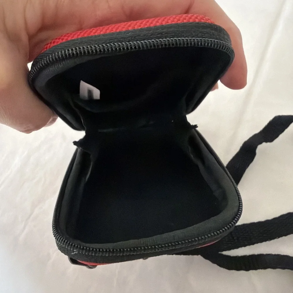 Vivitar ViviCam 8426 Red Digital Waterproof Camera 8.0MP Display / Carrying Case